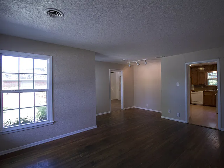 1004 Crescent St — Photo 3