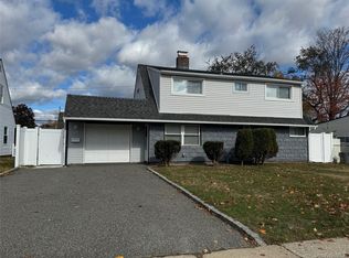 27 Gleaner Ln, Levittown, NY 11756