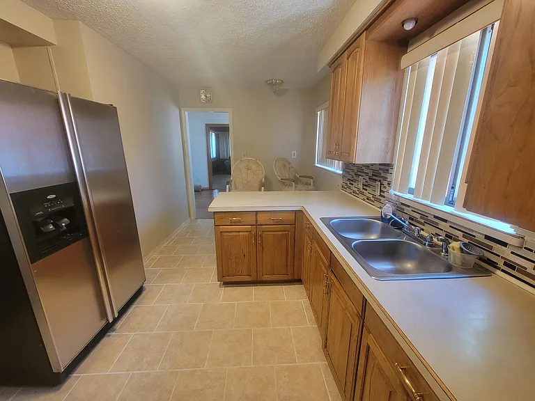 24011 Seneca St — Photo 5