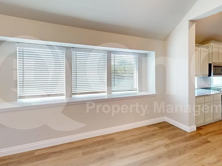 204 Rosewood Dr — Photo 6
