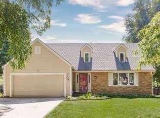 115 Willow Dr, Lansing, KS 66043