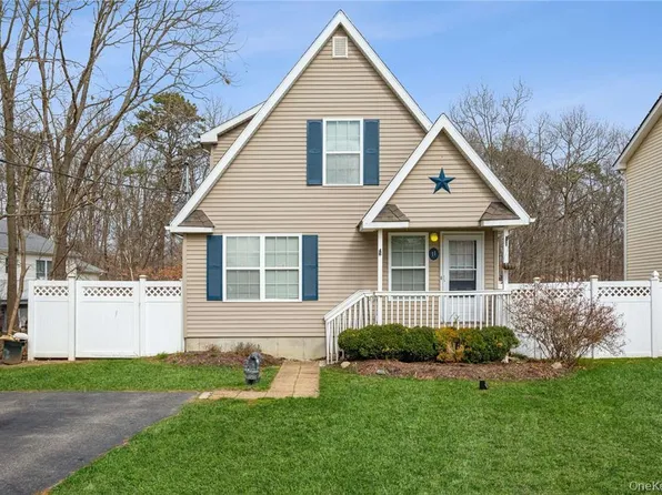 11 The Green, Shirley, NY 11967