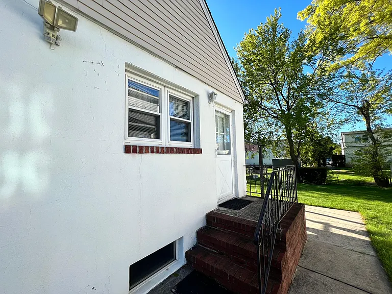 40 Oxford Ave — Photo 2