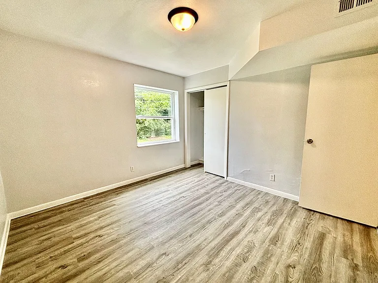 82 West — Photo 13