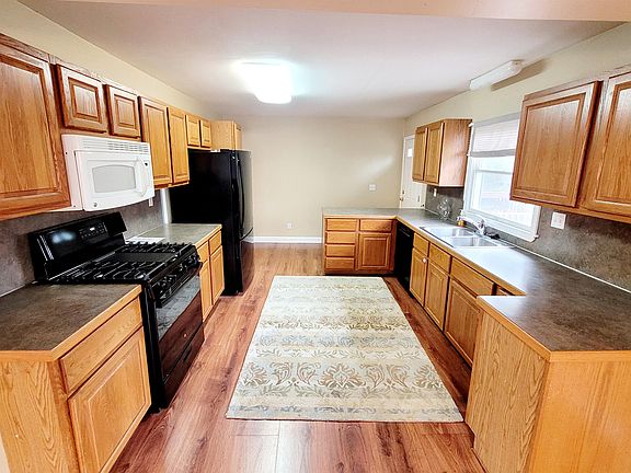 Kitchen w/ rear entry