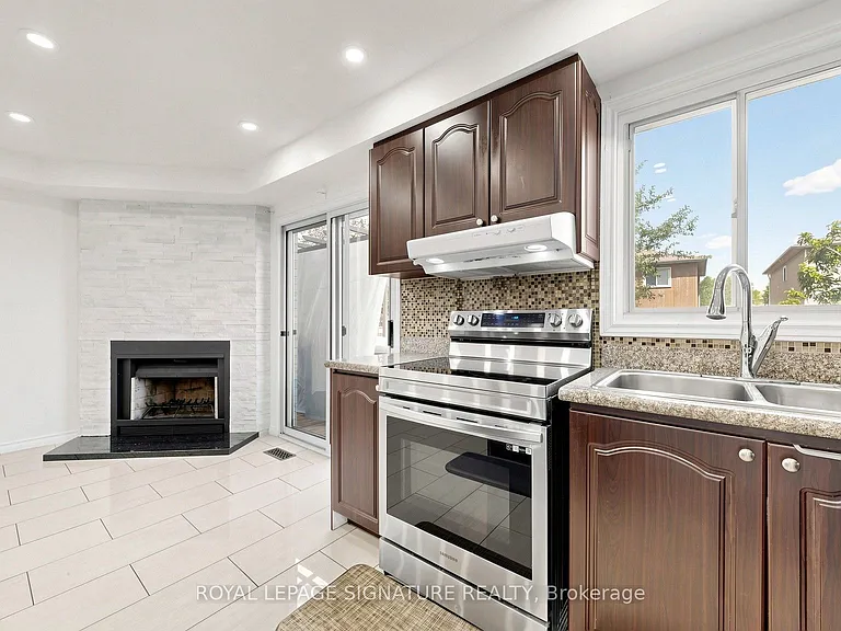 1634 Fairfield Cres #MAIN — Photo 12