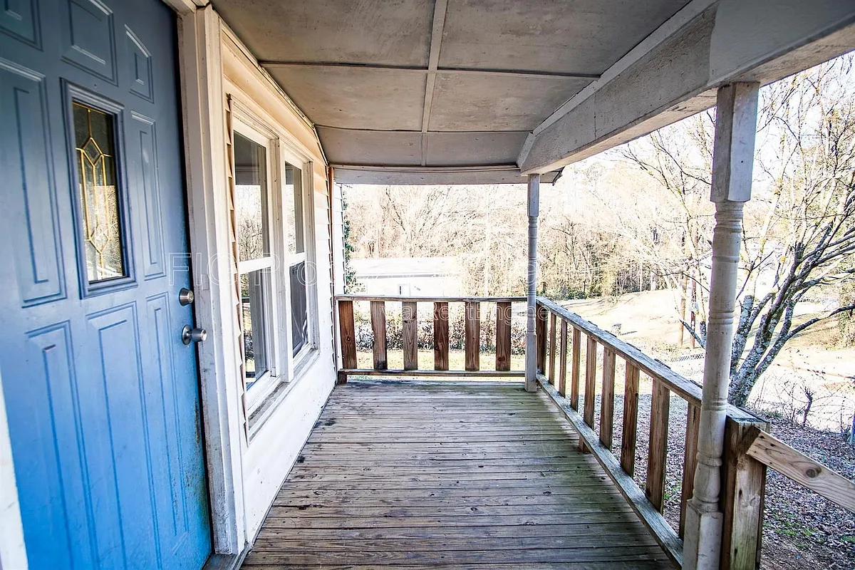 Building Photo - 1138 Valley Dr