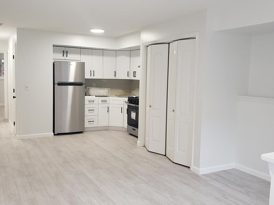 1st image of 27 Chesterfield Ln Floor 1