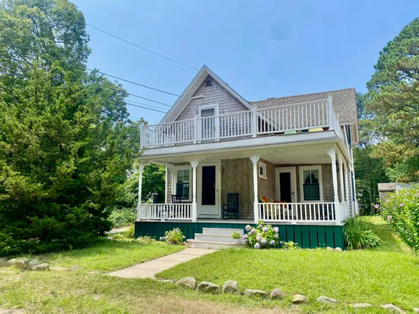 18 Brunswick Ave, Oak Bluffs, MA 02557