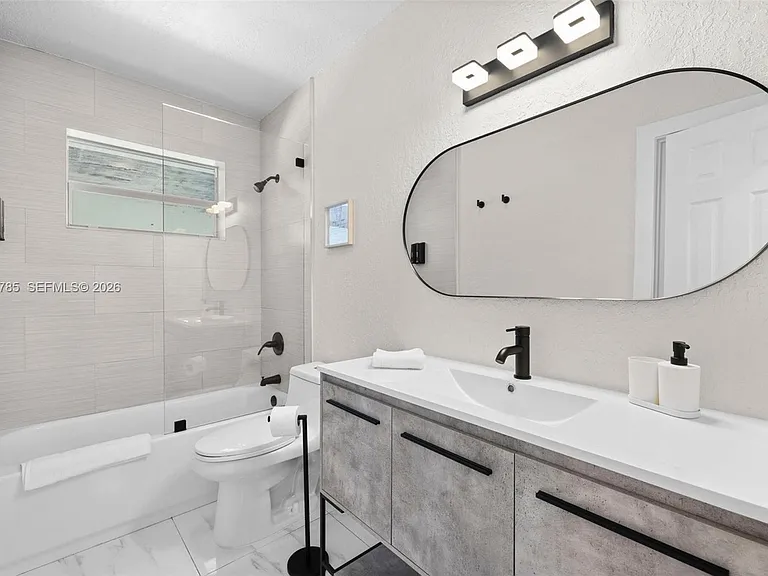 710 SW 70th Ave — Photo 10