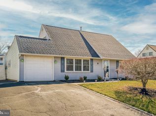 8 Harrow Rd, Levittown, PA 19056