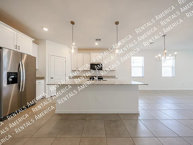 3380 N Camden Dr — Photo 5