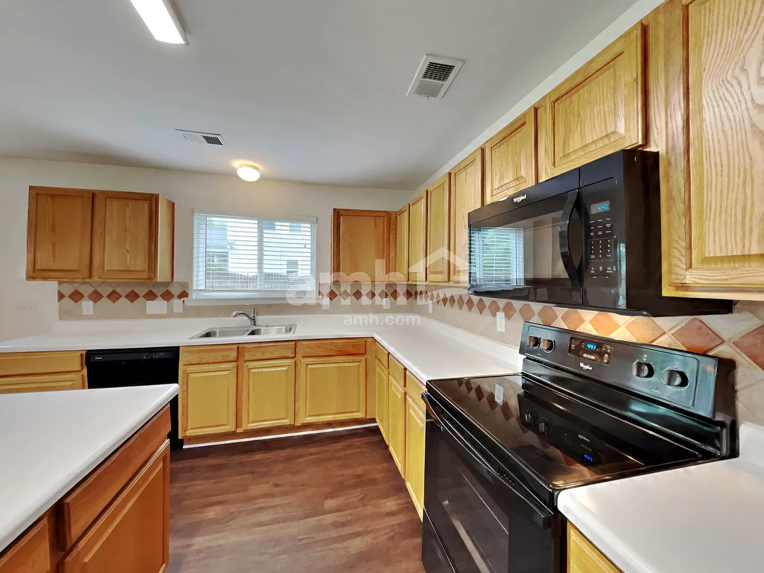 3 bed, 2.5 bath, 2422 sqft, $2,315 — Photo 3
