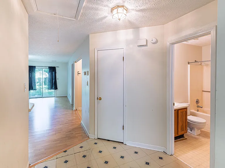 5640 Waterford Ct — Photo 3