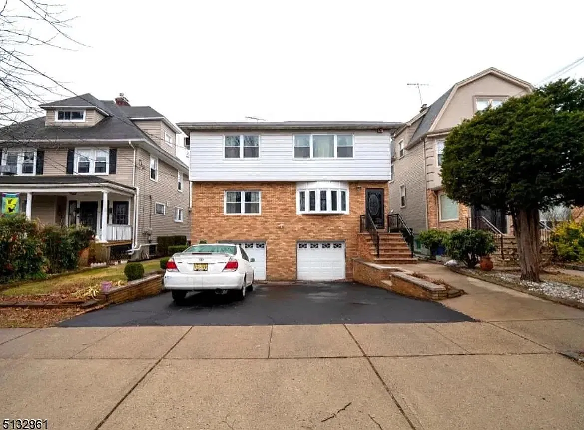Newark Ave, Bloomfield — Photo 1