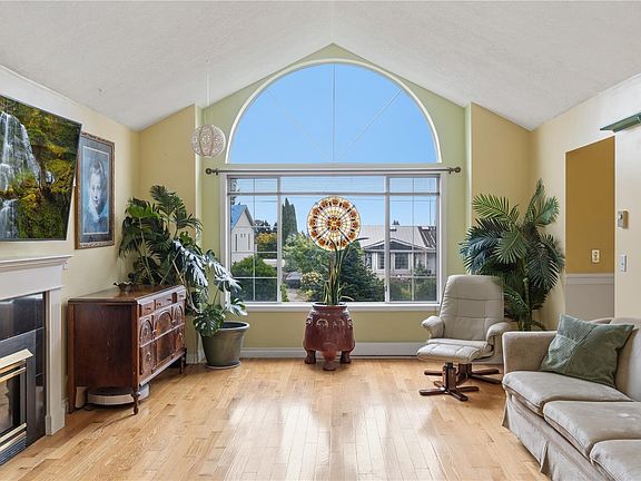 3rd image of 120 Hornby Pl