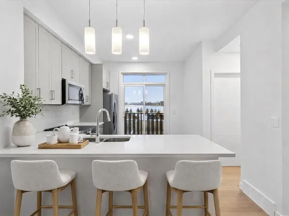 437 E Alpine Ave SW #303, Calgary, AB T2Y 0R8
