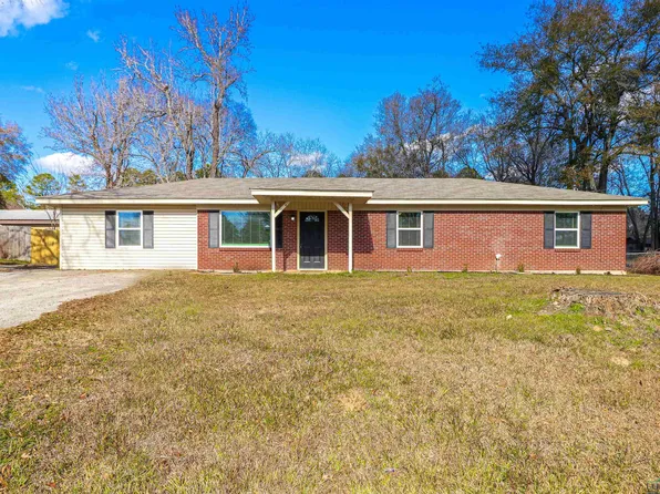 209 W Elm Creek Dr, Longview, TX 75605