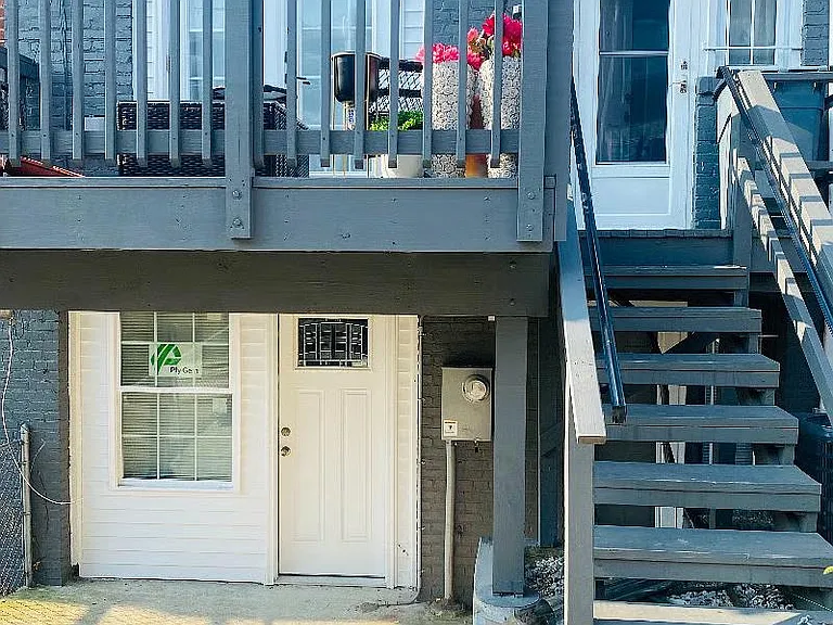 204 Ascot Pl NE — Photo 1