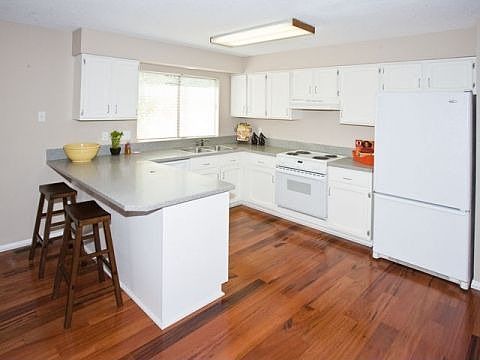 Plenty of room in this crisp,clean kitchen!