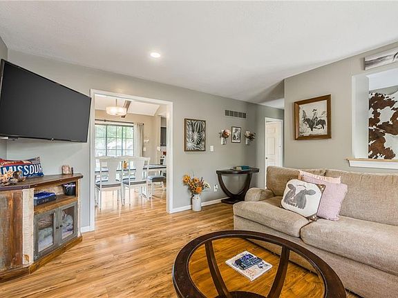 5th image of 1039 Essex St