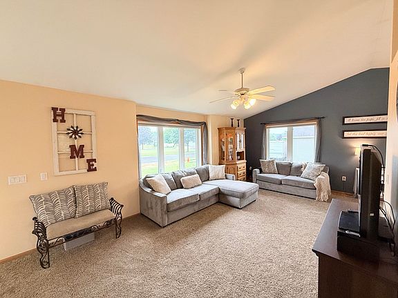 4th image of 612 Birdie Ln