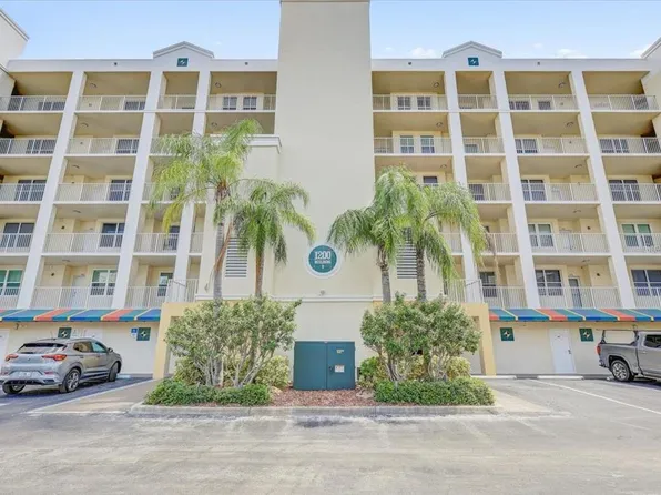 1200 Country Club Dr APT 3405, Largo, FL 33771