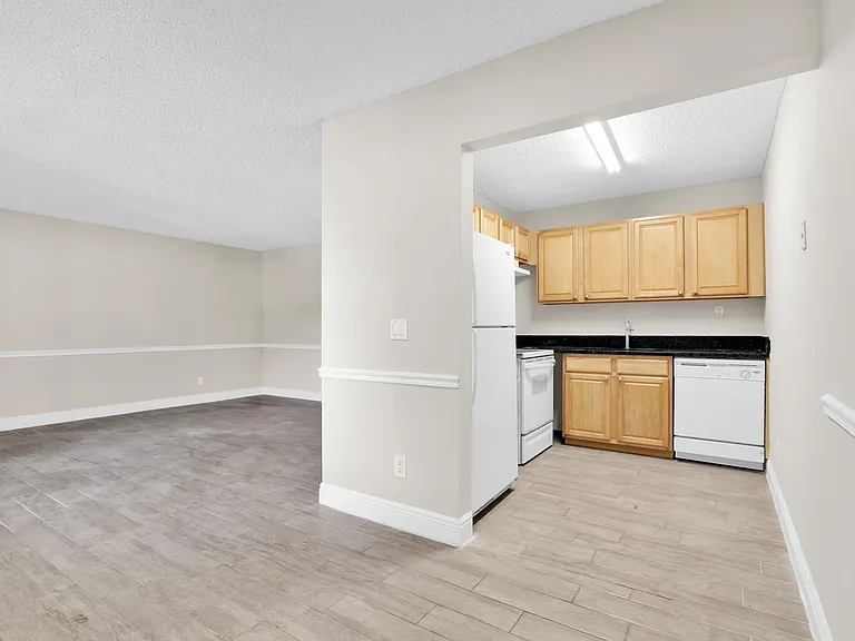 414 Meadows Cir — Photo 6