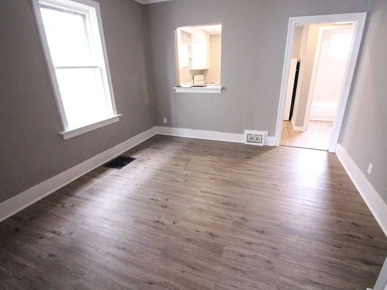 1310 Victoria Ave E #1 — Photo 3