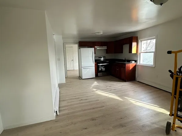 16 2nd St #3, Lowell, MA 01850