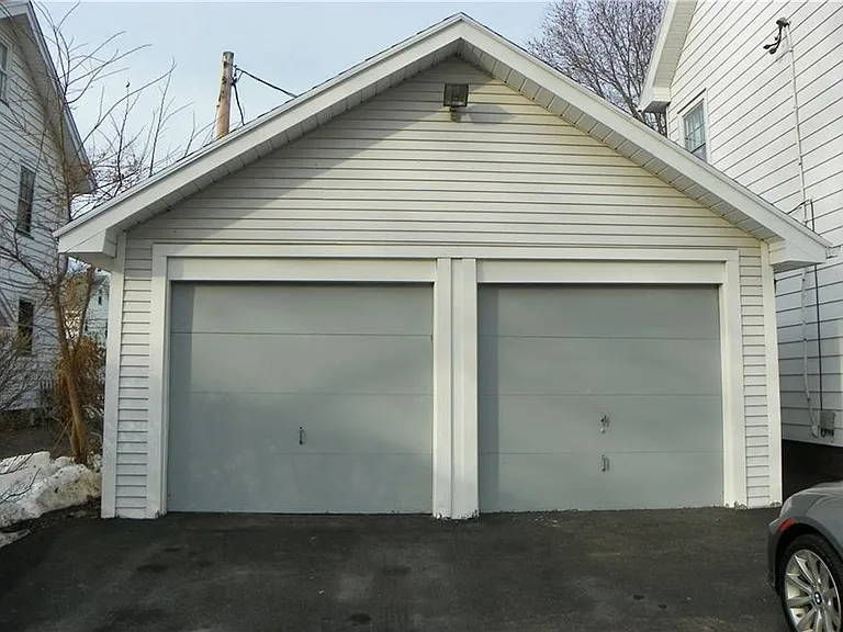 1067 N Winton Rd — Photo 3