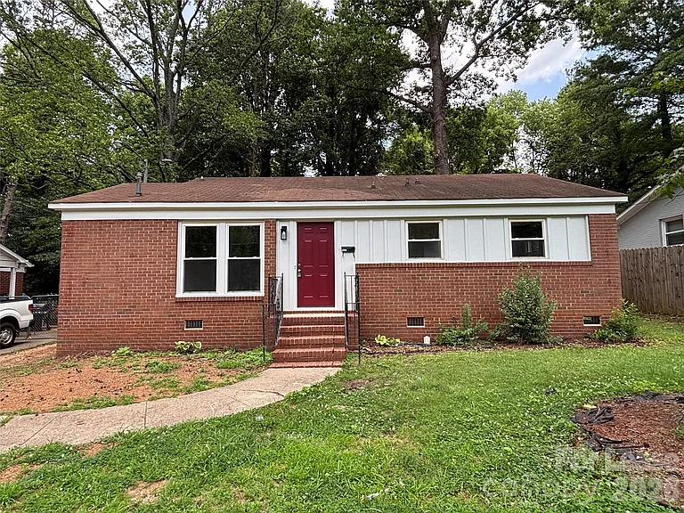 2627 Dora Dr — Photo 2