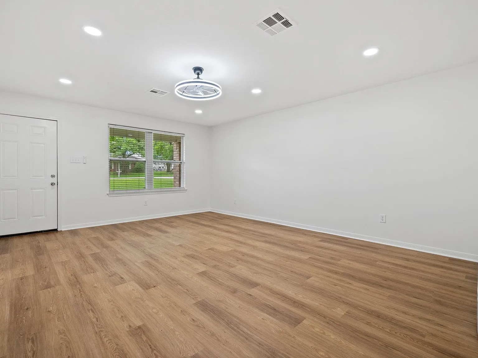 3 bed, 2.0 bath, 2008 sqft, $2,200 — Photo 3
