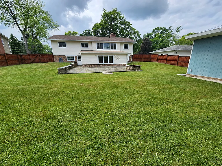 70 Ashley Dr — Photo 2