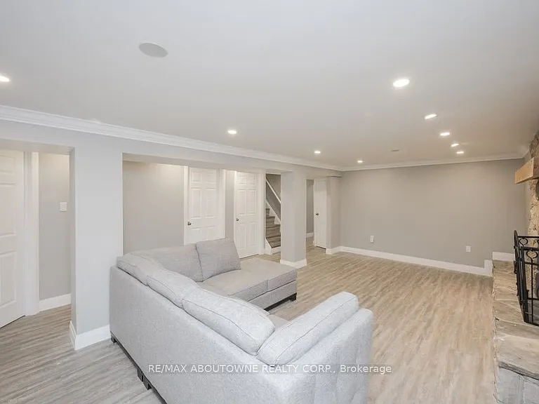 2444 Woburn Cres — Photo 11