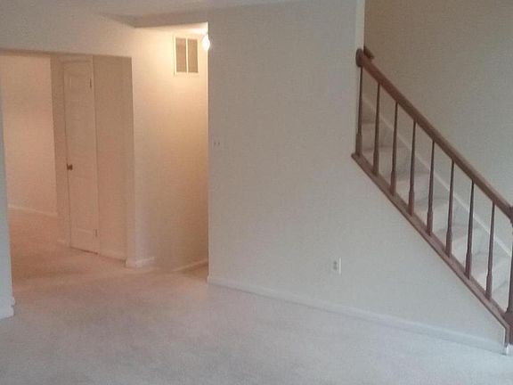 5th image of 208 Rolling Hill Ct