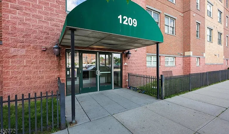 1209 Summit Ave #405 — Photo 1