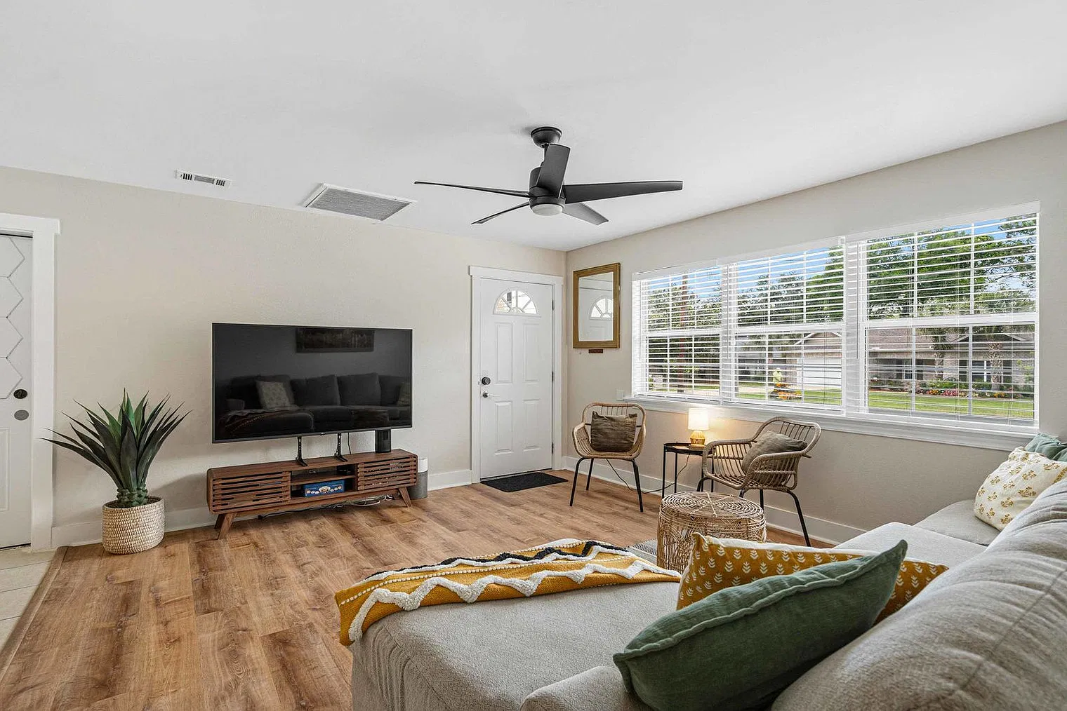 4 bed, 3.0 bath, 2098 sqft, $4,000 — Photo 3