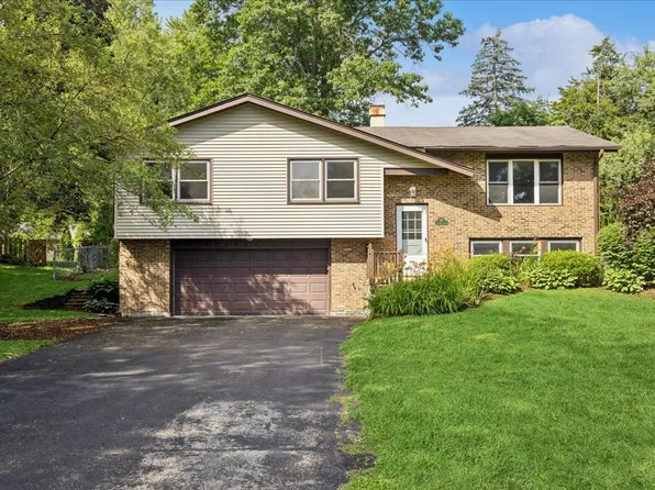 4913 Redbird Ln, Crystal Lake, IL 60012