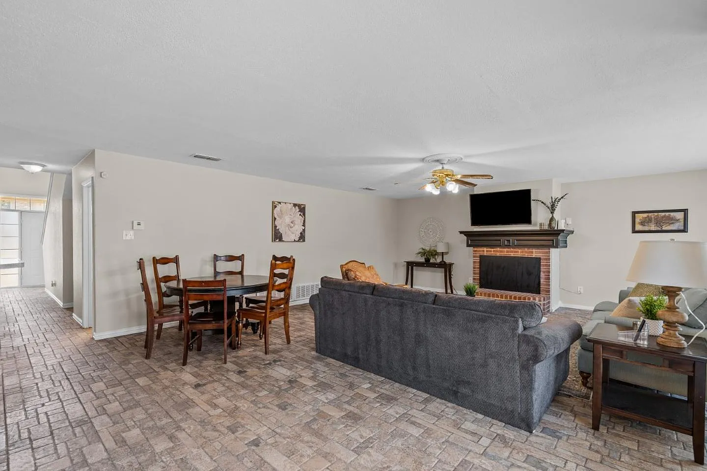 Expansive Fort Worth residence near Heritage Trace — Photo 4
