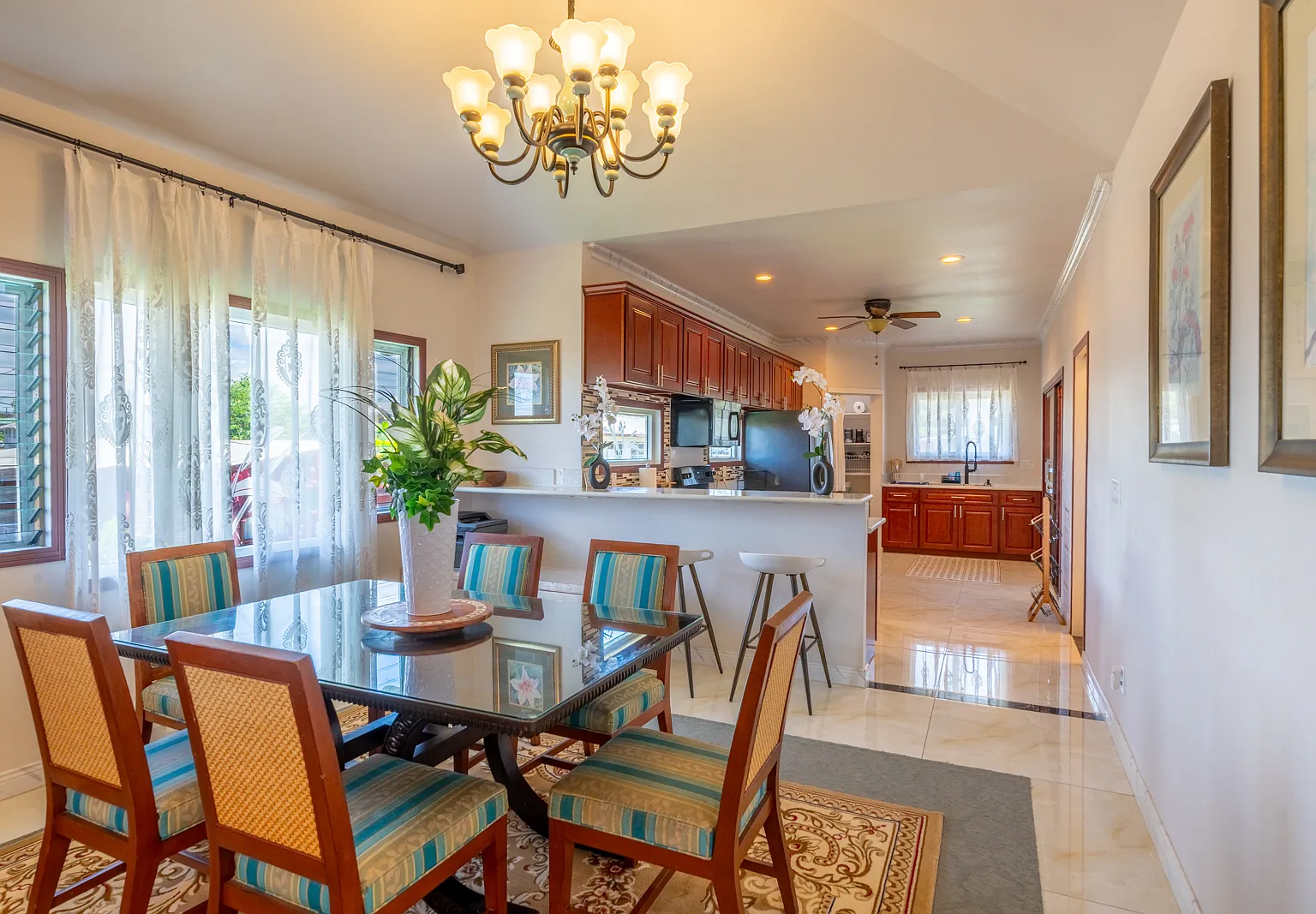 3 bed, 2.5 bath, 1900 sqft, $3,200 — Photo 2