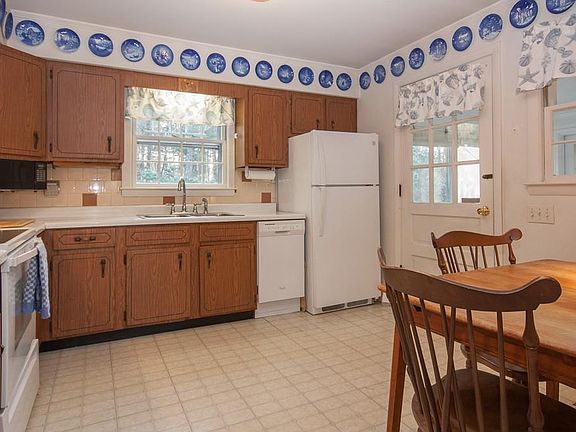 5th image of 540 Temple St