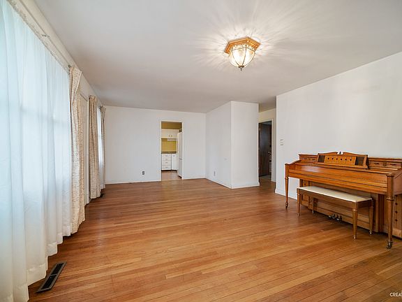 4th image of 34 Saratoga Ct