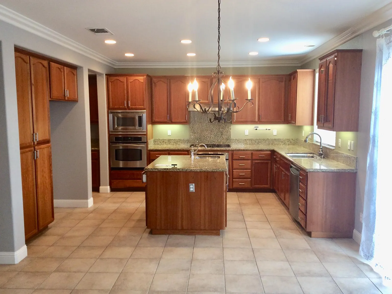 5 bed, 3110 sqft, $3,300 — Photo 3