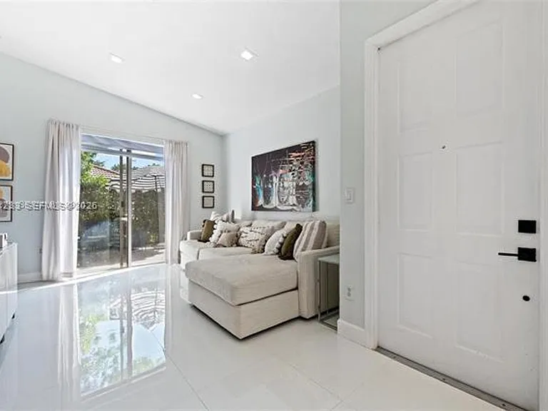 18755 SW 27th Ct #Townhouse 18755 — Photo 13