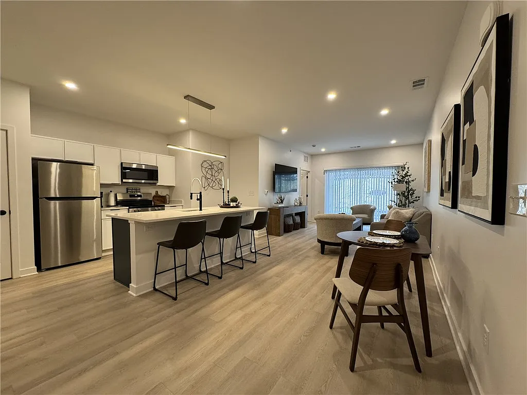 1 bed, 1.0 bath, 1073 sqft, $2,075 — Photo 3