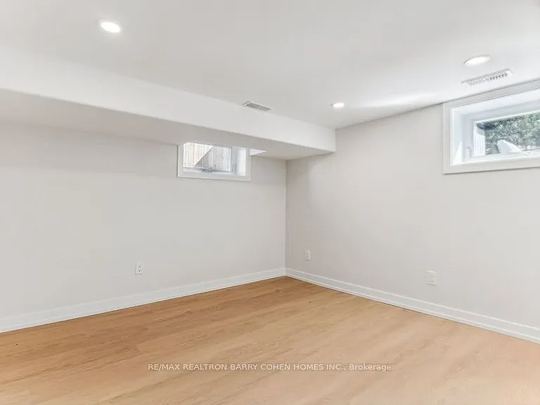 31 Kennedy St W — Photo 4