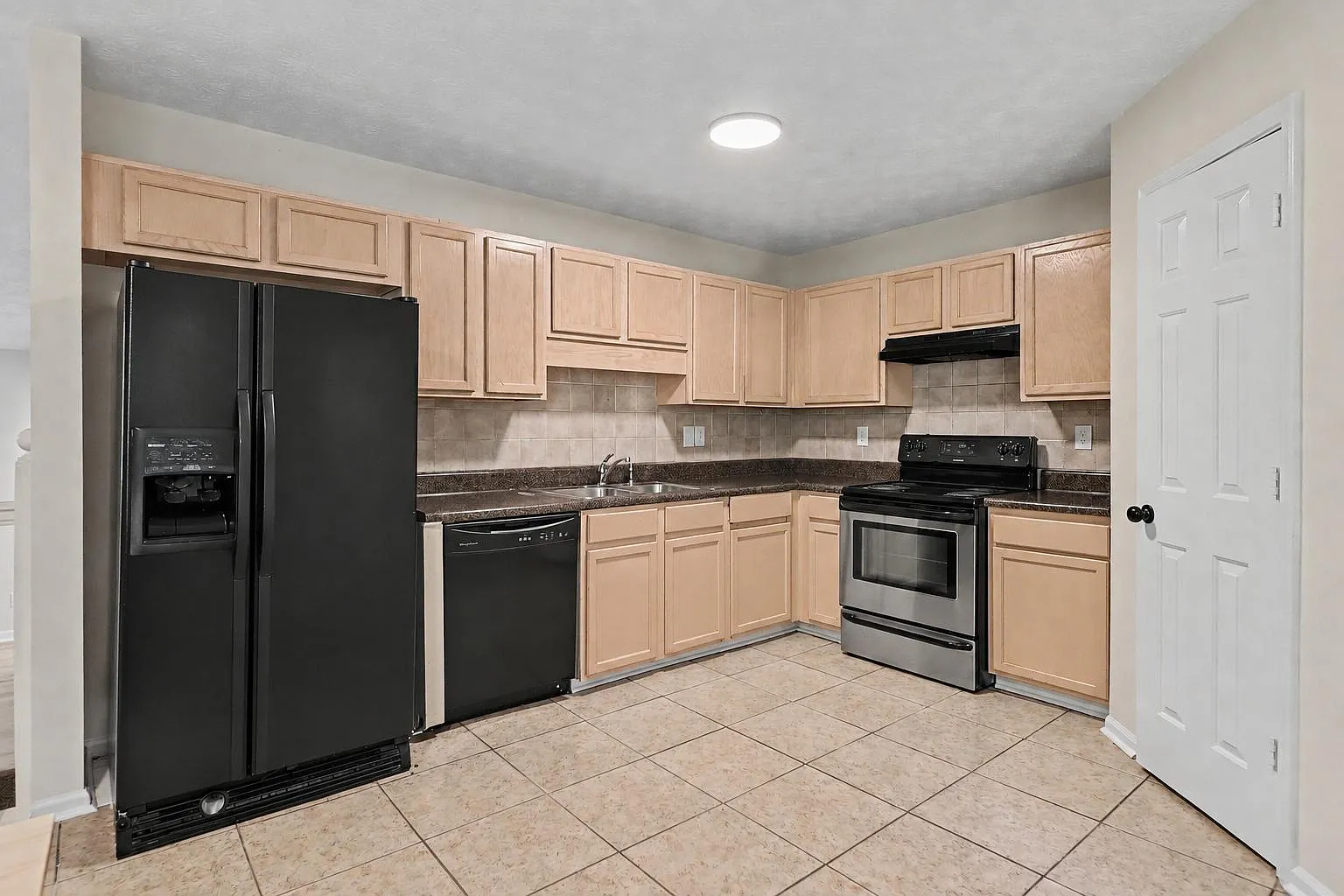 4 bed, 3.0 bath, 2200 sqft, $802 — Photo 4