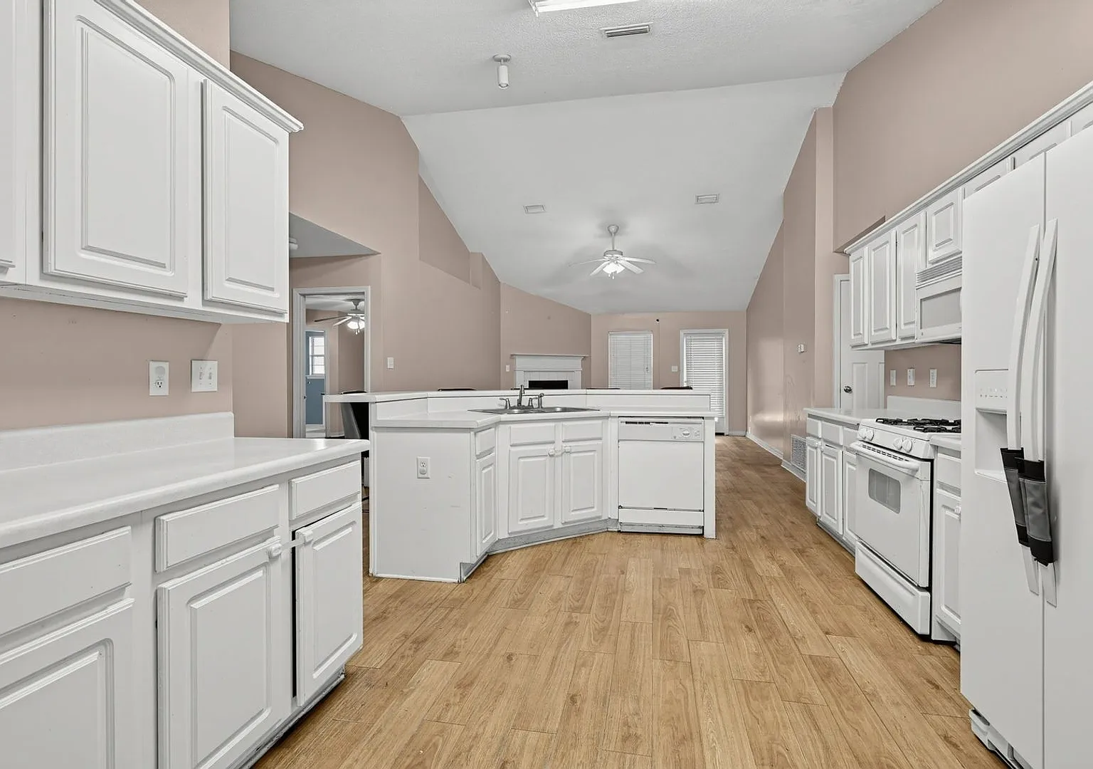 Charming 4BR House in Hunters Ridge — Photo 2