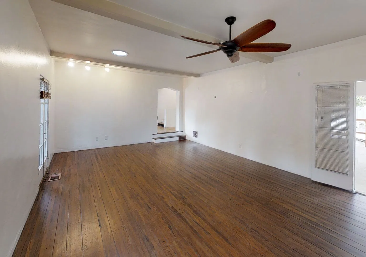 Large 6 Rooms/2BA on College! — Photo 4